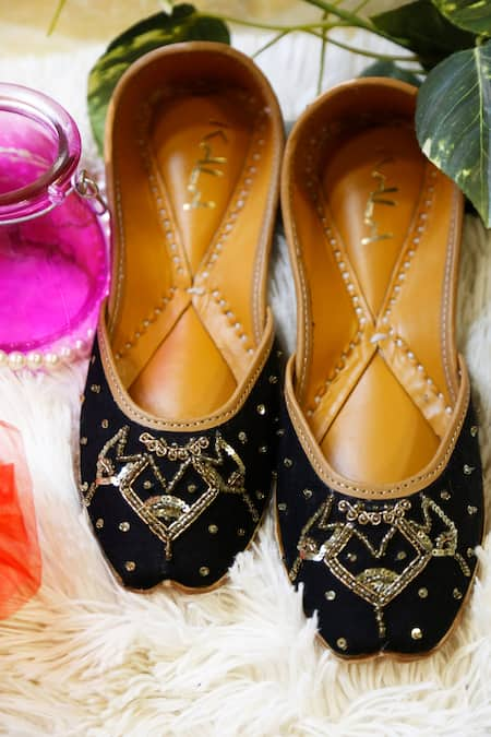 Kala Nazaara Geometric Embroidered Juttis 