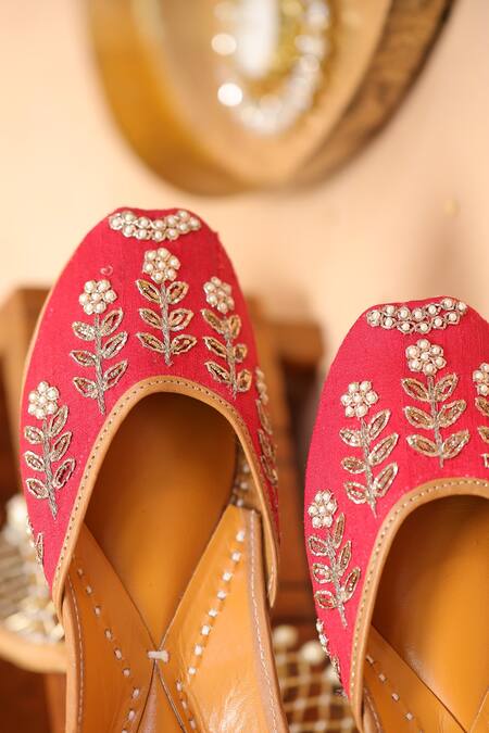 Buy_Kala_Red Asmi Floral Zari Work Juttis_Online_at_Aza_Fashions