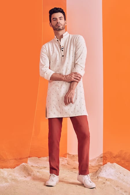 S&N by Shantnu Nikhil Off White Cotton, Poly Blend Thread Work Embellished Kurta 