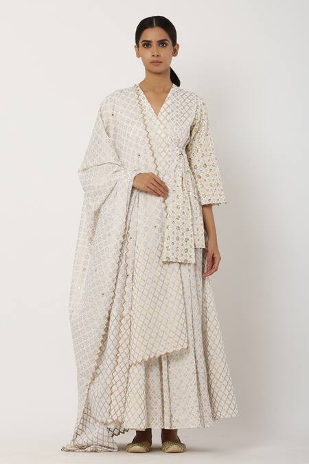 Seema Nanda White , Lining V Neck Angarkha Set Online at Aza Fashions Seema Nanda_White , Lining V Neck Angarkha Set_Online_at_Aza_Fashions