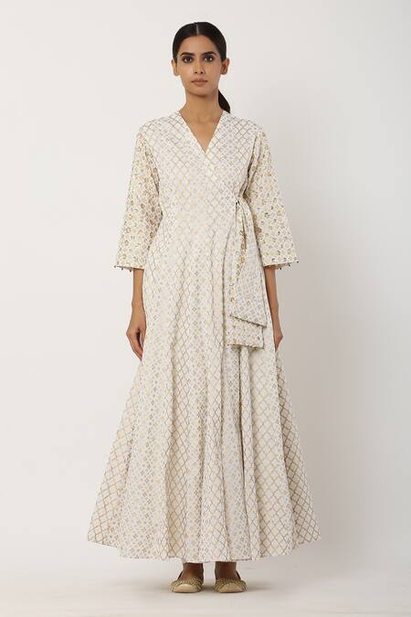 Buy Seema Nanda White , Lining V Neck Angarkha Set Online at Aza Fashions Buy_Seema Nanda_White , Lining V Neck Angarkha Set_Online_at_Aza_Fashions