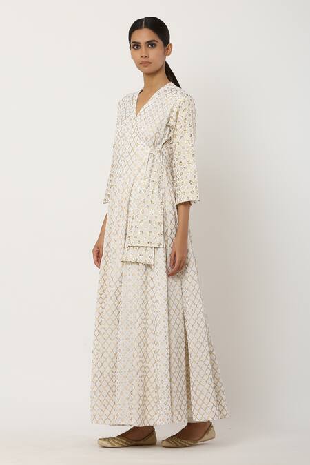 Shop Seema Nanda White , Lining V Neck Angarkha Set Online at Aza Fashions Shop_Seema Nanda_White , Lining V Neck Angarkha Set_Online_at_Aza_Fashions