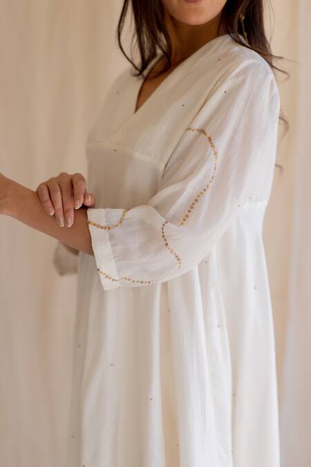 Nirjara White Kurta And Pants Cotton Silk V Neck Embroidered & Set at Aza Fashions Nirjara_White Kurta And Pants Cotton Silk V Neck Embroidered & Set _at_Aza_Fashions