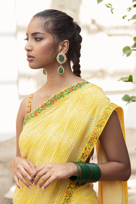 Shop_Nikasha_Yellow Georgette V Neck Printed Saree With Blouse _Online_at_Aza_Fashions