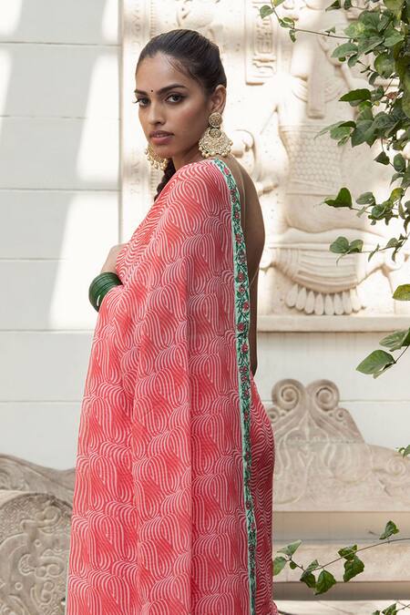 Nikasha_Pink Georgette V Neck Printed Saree With Blouse _Online_at_Aza_Fashions