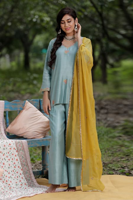 Sravanti Kurta Set With Fringe Dupatta 