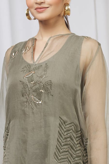 Shruti Ranka Green Organza Kurta Notched Inner Embroidered And Pant Set at Aza Fashions Shruti Ranka_Green Organza Kurta Notched Inner Embroidered And Pant Set_at_Aza_Fashions