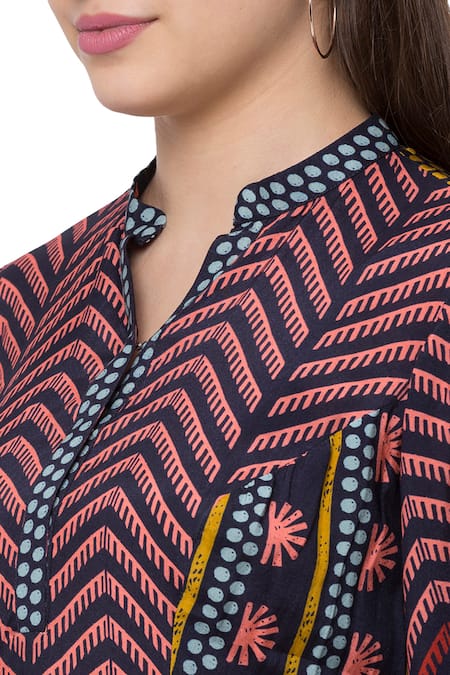 So Us By Sougatpaul_Black Muslin Slub V Neck Printed Kurta And Palazzo Set  _at_Aza_Fashions