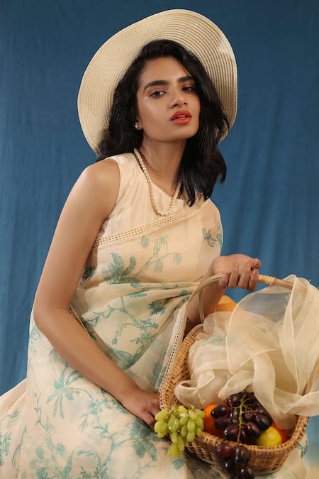 Shop_Chokhi Chorri_White Silk Organza Round Printed Saree With Blouse _at_Aza_Fashions