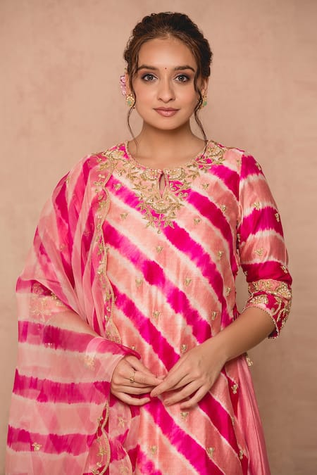 Surbhi Shah Pink Cotton Embroidered Thread Work Round Notched Leheriya Kurta Set at Aza Fashions Surbhi Shah_Pink Cotton Embroidered Thread Work Round Notched Leheriya Kurta Set _at_Aza_Fashions