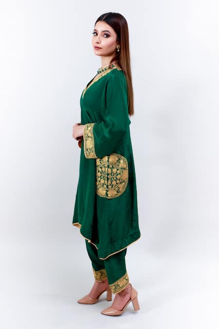 Daljit Sudan Green Crepe And Organza Tilla V Neck Embroidered Phiran Kurta Pant Set Online at Aza Fashions Daljit Sudan_Green Crepe And Organza Tilla V Neck Embroidered Phiran Kurta Pant Set _Online_at_Aza_Fashions