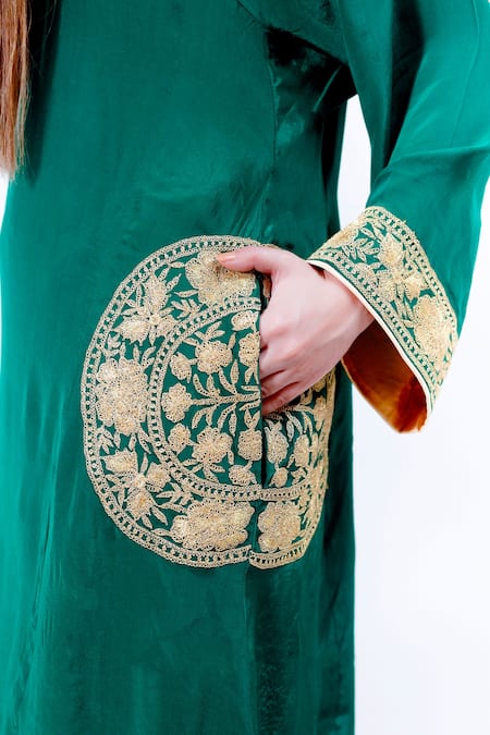 Buy Daljit Sudan Green Crepe And Organza Tilla V Neck Embroidered Phiran Kurta Pant Set Online at Aza Fashions Buy_Daljit Sudan_Green Crepe And Organza Tilla V Neck Embroidered Phiran Kurta Pant Set _Online_at_Aza_Fashions