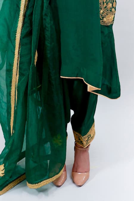 Shop Daljit Sudan Green Crepe And Organza Tilla V Neck Embroidered Phiran Kurta Pant Set Online at Aza Fashions Shop_Daljit Sudan_Green Crepe And Organza Tilla V Neck Embroidered Phiran Kurta Pant Set _Online_at_Aza_Fashions