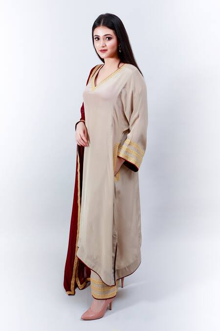 Daljit Sudan_Grey Crepe And Georgette Tilla V Neck Embroidered Phiran Kurta Pant Set _Online_at_Aza_Fashions