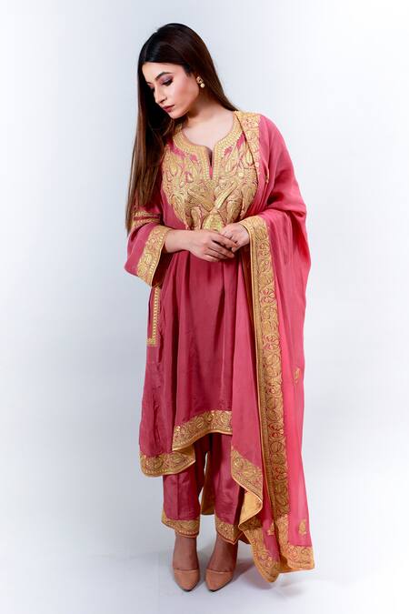 Daljit Sudan Pink Crepe And Georgette Tilla Notched Embroidered Phiran Kurta Pant Set Online at Aza Fashions Daljit Sudan_Pink Crepe And Georgette Tilla Notched Embroidered Phiran Kurta Pant Set _Online_at_Aza_Fashions