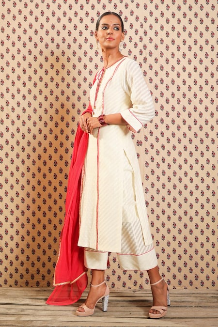 Nikasha_White Chanderi Cutwork Round Handwoven Banarasi Kurta Set _Online_at_Aza_Fashions