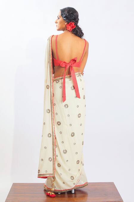 Shop_Nikasha_White Silk, Jamdani Floral Sweetheart Neck Saree Set _at_Aza_Fashions