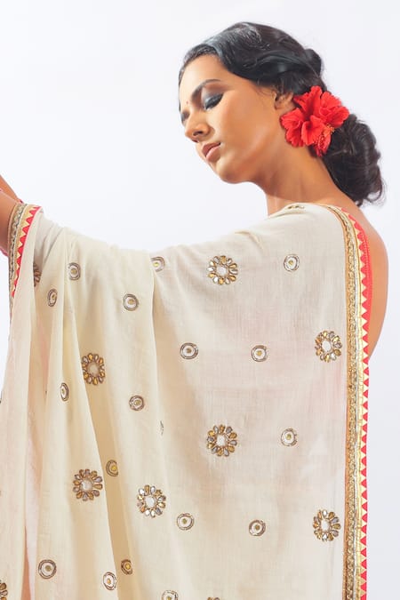 Shop_Nikasha_White Silk, Jamdani Floral Sweetheart Neck Saree Set _Online_at_Aza_Fashions