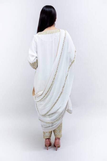 Shop Daljit Sudan White Crepe And Georgette Tilla & Aari V Neck Embroidered Phiran Kurta Pant Set at Aza Fashions Shop_Daljit Sudan_White Crepe And Georgette Tilla & Aari V Neck Embroidered Phiran Kurta Pant Set _at_Aza_Fashions