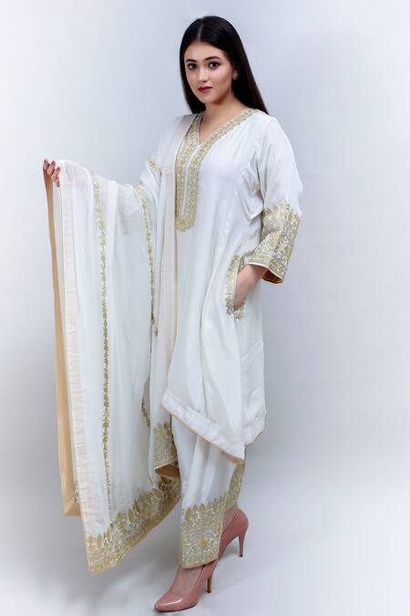 Daljit Sudan White Crepe And Georgette Tilla & Aari V Neck Embroidered Phiran Kurta Pant Set Online at Aza Fashions Daljit Sudan_White Crepe And Georgette Tilla & Aari V Neck Embroidered Phiran Kurta Pant Set _Online_at_Aza_Fashions