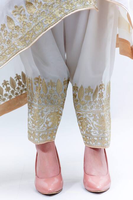 Daljit Sudan White Crepe And Georgette Tilla & Aari V Neck Embroidered Phiran Kurta Pant Set at Aza Fashions Daljit Sudan_White Crepe And Georgette Tilla & Aari V Neck Embroidered Phiran Kurta Pant Set _at_Aza_Fashions