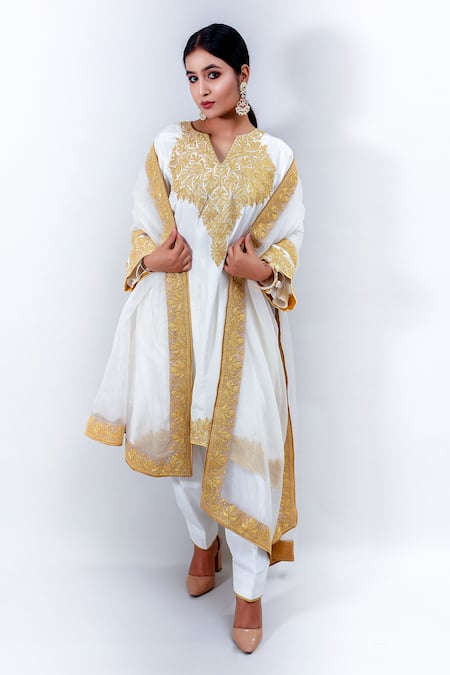 Daljit Sudan White Crepe And Organza Tilla Notched Embroidered Phiran Kurta Pant Set