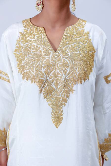 Buy Daljit Sudan White Crepe And Organza Tilla Notched Embroidered Phiran Kurta Pant Set Online at Aza Fashions Buy_Daljit Sudan_White Crepe And Organza Tilla Notched Embroidered Phiran Kurta Pant Set _Online_at_Aza_Fashions