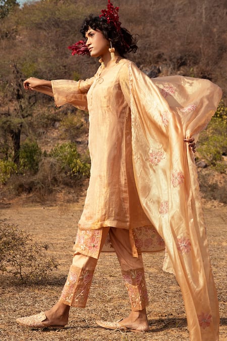 Show Shaa Embroidered Kurta Set 