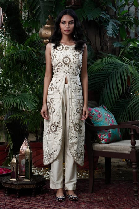 Samatvam By Anjali Bhaskar Beige Cotton Silk Round Embroidered Kurta And Pant Set 