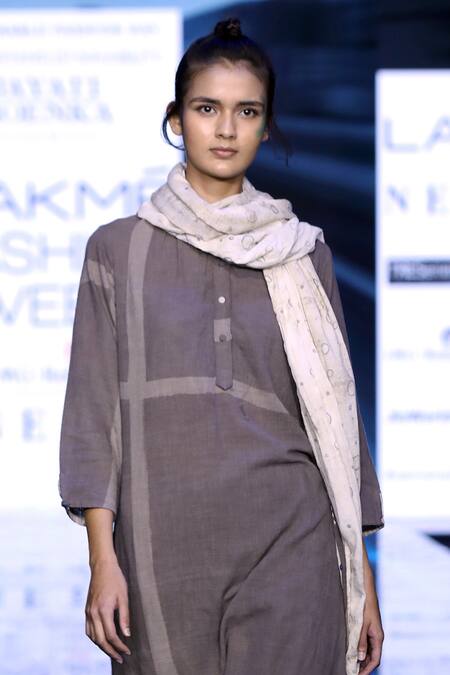 JAYATI GOENKA Brown Cotton Mandarin Collar Kurta And Pant Set at Aza Fashions JAYATI GOENKA_Brown Cotton Mandarin Collar Kurta And Pant Set _at_Aza_Fashions