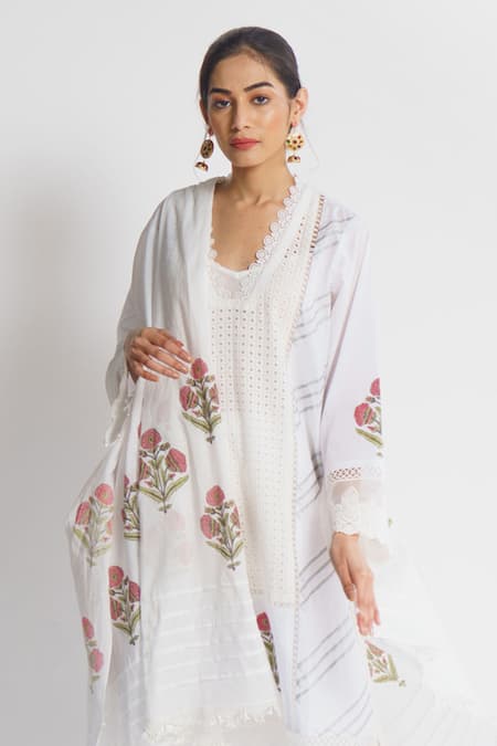 Sitaraa White Mulmul Kurta V Neck Inner Scoop Embroidered Set 