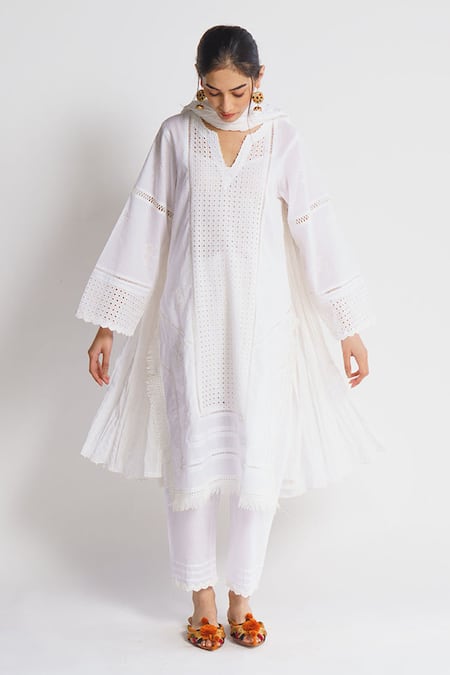 Sitaraa White Kurta Notched Round Inner Scoop Embroidered Set 