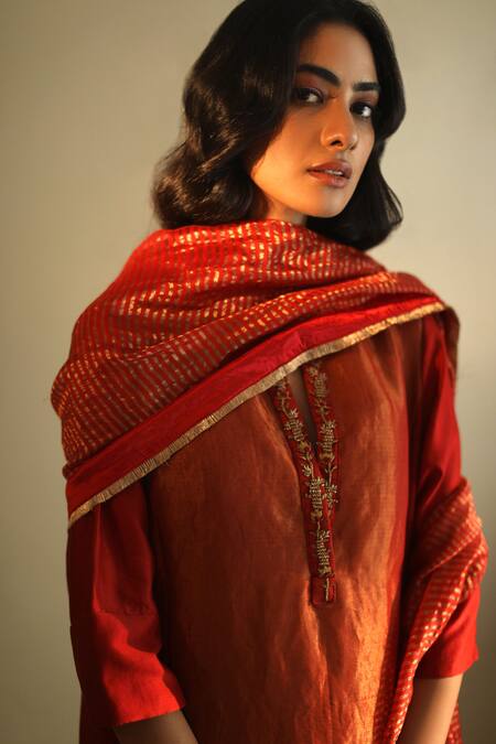 Buy Shorshe Clothing Red Handloom Chanderi Stole Online at Aza Fashions Buy_Shorshe Clothing_Red Handloom Chanderi Stole _Online_at_Aza_Fashions