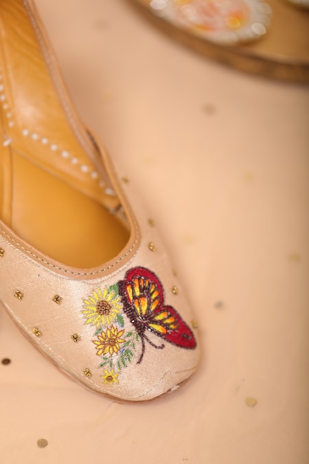 Shop_Kala_Cream Titli Resham Thread Work Juttis_Online_at_Aza_Fashions