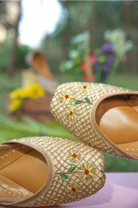 Shop Kala Cream Guldasta Cut Dana Work Juttis Online at Aza Fashions Shop_Kala_Cream Guldasta Cut Dana Work Juttis_Online_at_Aza_Fashions