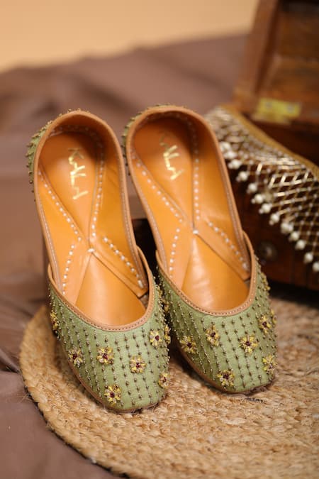 Kala Mridula 3D Flowers Juttis 