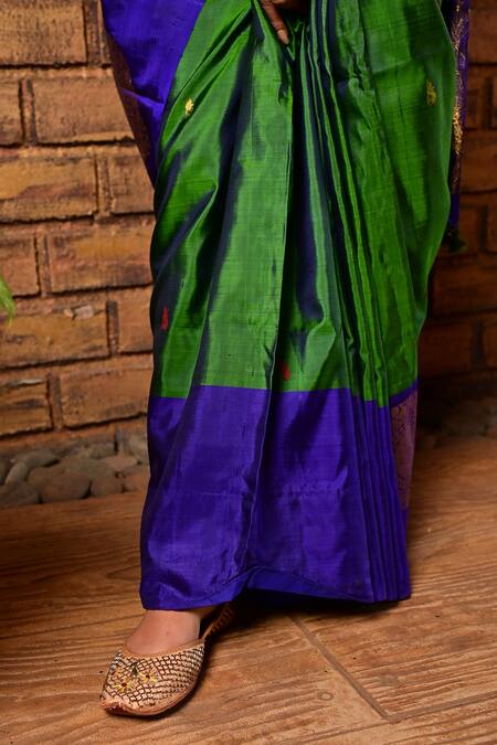 Kala_Cream Guldasta Cut Dana Work Juttis_Online_at_Aza_Fashions