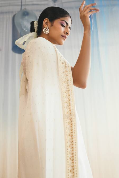 Buy Madzin White Silk Leaf Neck Saree With Blouse Online at Aza Fashions Buy_Madzin_White Silk Leaf Neck Saree With Blouse _Online_at_Aza_Fashions