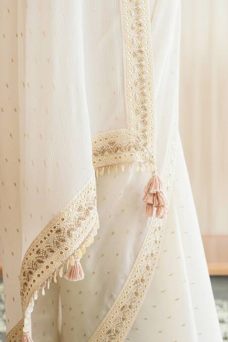 Madzin White Silk Leaf Neck Saree With Blouse at Aza Fashions Madzin_White Silk Leaf Neck Saree With Blouse _at_Aza_Fashions