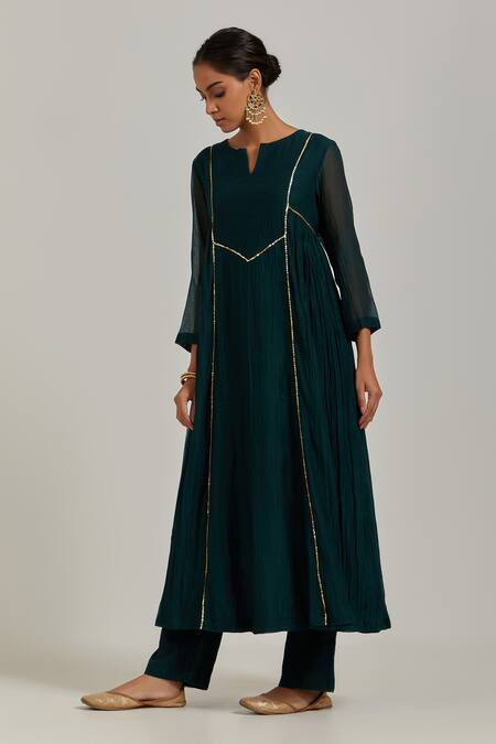 Ikshita Choudhary Green Chanderi Embroidered Chita Notched Panelled Kurta Pant Set Online at Aza Fashions Ikshita Choudhary_Green Chanderi Embroidered Chita Notched Panelled Kurta Pant Set_Online_at_Aza_Fashions