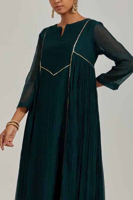 Ikshita Choudhary Green Chanderi Embroidered Chita Notched Panelled Kurta Pant Set at Aza Fashions Ikshita Choudhary_Green Chanderi Embroidered Chita Notched Panelled Kurta Pant Set_at_Aza_Fashions