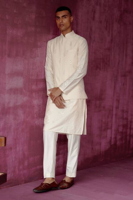 Buy_Pouli Pret_Off White Cotton Silk, Lining Satin Thread, Matte Floral Embroidered Bundi _Online_at_Aza_Fashions