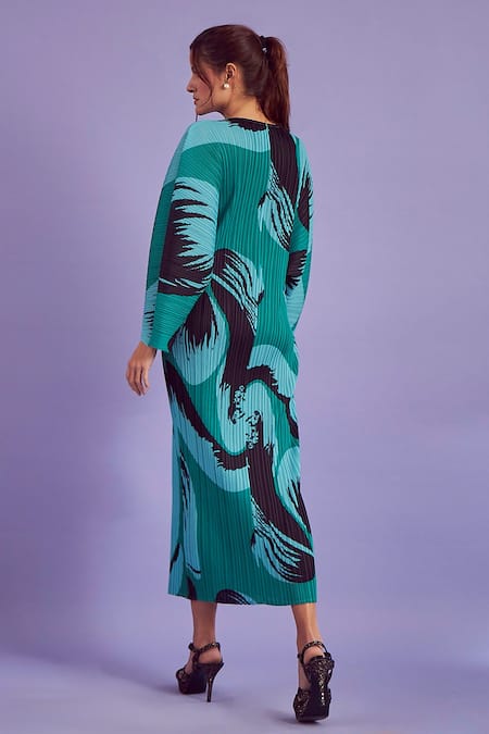 Shop Tasuvure Green Pleated Fabric Abstract Print Round Wesley Dress at Aza Fashions Shop_Tasuvure_Green Pleated Fabric Abstract Print Round Wesley Dress _at_Aza_Fashions