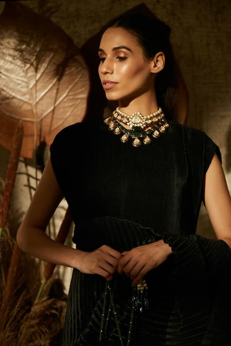 Buy Tasuvure Indes Black Rich Pleated Fabric Saree Gown Online at Aza Fashions Buy_Tasuvure Indes_Black Rich Pleated Fabric Saree Gown _Online_at_Aza_Fashions