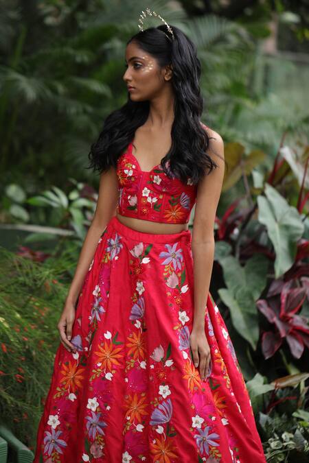 Buy_Taavare_Red Raw Silk, Organza Wildflower V Neck Embroidered Bridal Lehenga Set_Online_at_Aza_Fashions