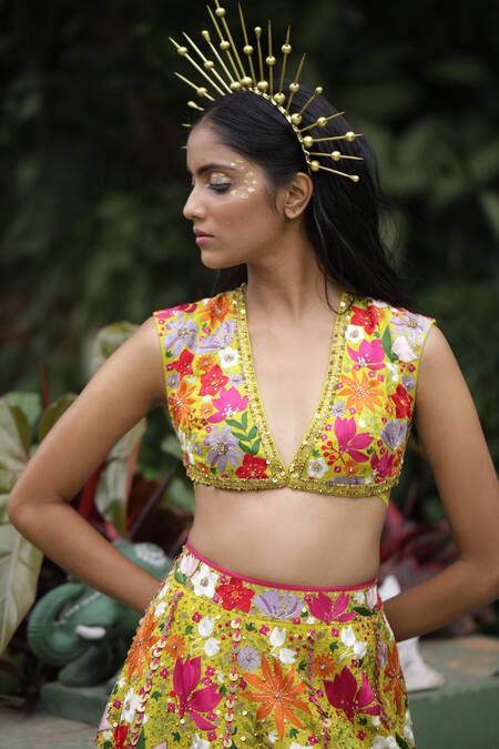 Buy_Taavare_Green Raw Silk, Tulle Wildflower Plunge V Neck Embroidered Bridal Lehenga Set_Online_at_Aza_Fashions