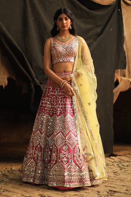 Grab the stylish Woven Zari Hot Pink Banarasi Silk Lehenga LLCV09538