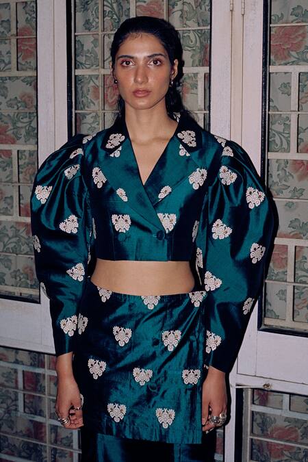 Shop Joskai Studio Green Handwoven Mulberry Silk Phulam Wrap Skirt at Aza Fashions Shop_Joskai Studio_Green Handwoven Mulberry Silk Phulam Wrap Skirt_at_Aza_Fashions