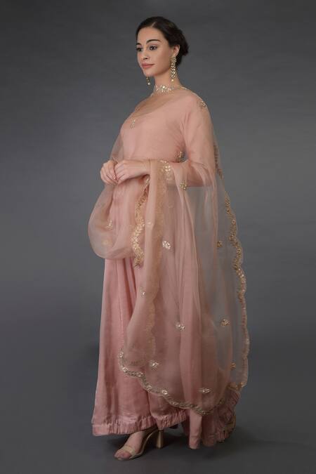 Talking Threads Pink Pure Organza Silk Floral Scallop Border Embroidered Dupatta Online at Aza Fashions Talking Threads_Pink Pure Organza Silk Floral Scallop Border Embroidered Dupatta _Online_at_Aza_Fashions