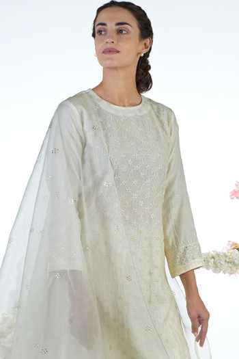 Shop Talking Threads White Chanderi Embroidered Kurta Set Online at Aza Fashions Shop_Talking Threads_White Chanderi Embroidered Kurta Set_Online_at_Aza_Fashions